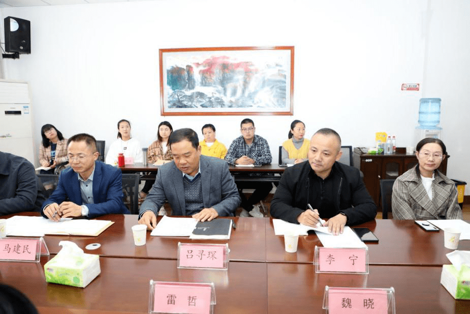 此次仪式上,兴华中学校长吕寻琛致辞并向郑州市骨科医院赠送纪念品
