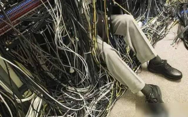 面对复杂的电网,印度电工只要一个助理和一根木棍全搞定_电线