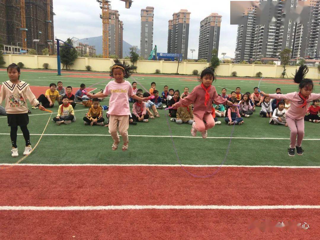 摩拳擦掌,跃跃欲试的同学们一字排开,随着裁判员的哨声响起,单人跳绳