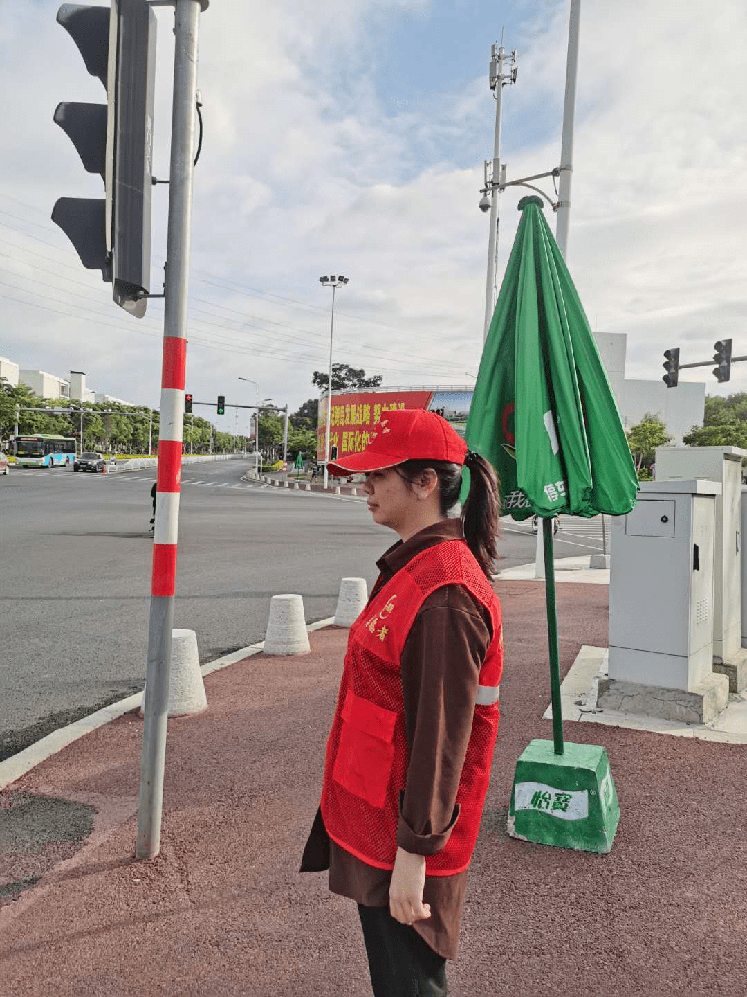 路情激扬路口站岗志愿情文明请看红绿灯