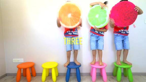 五个小朋友在凳子上蹦蹦跳跳孩子们用水果唱着歌