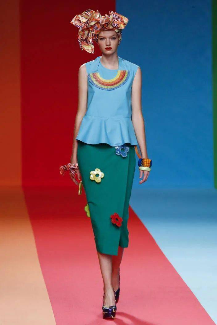 色彩趋势从阴霾中散出光芒的2021春夏流行色伦敦时装周