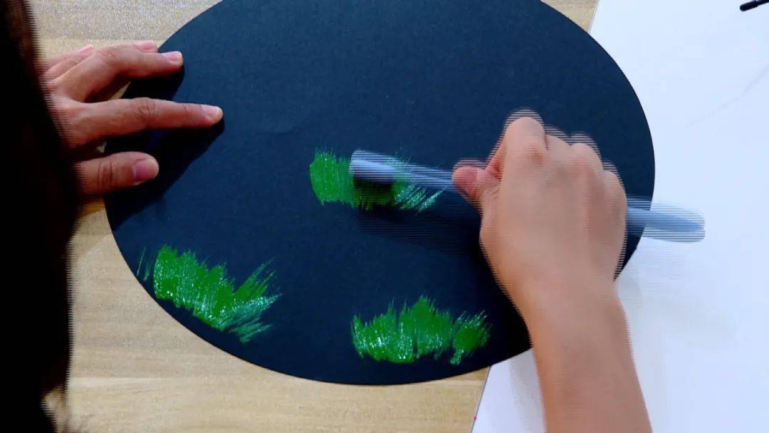 在卡纸上直接将蘸了颜料的牙刷用废旧牙刷在卡纸上画上小草棉签,牙刷