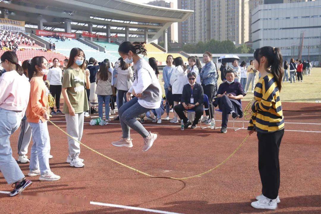 十二人集體跳長繩摸石頭過河兩人三足女子雙人排球傳墊球雙人原地一