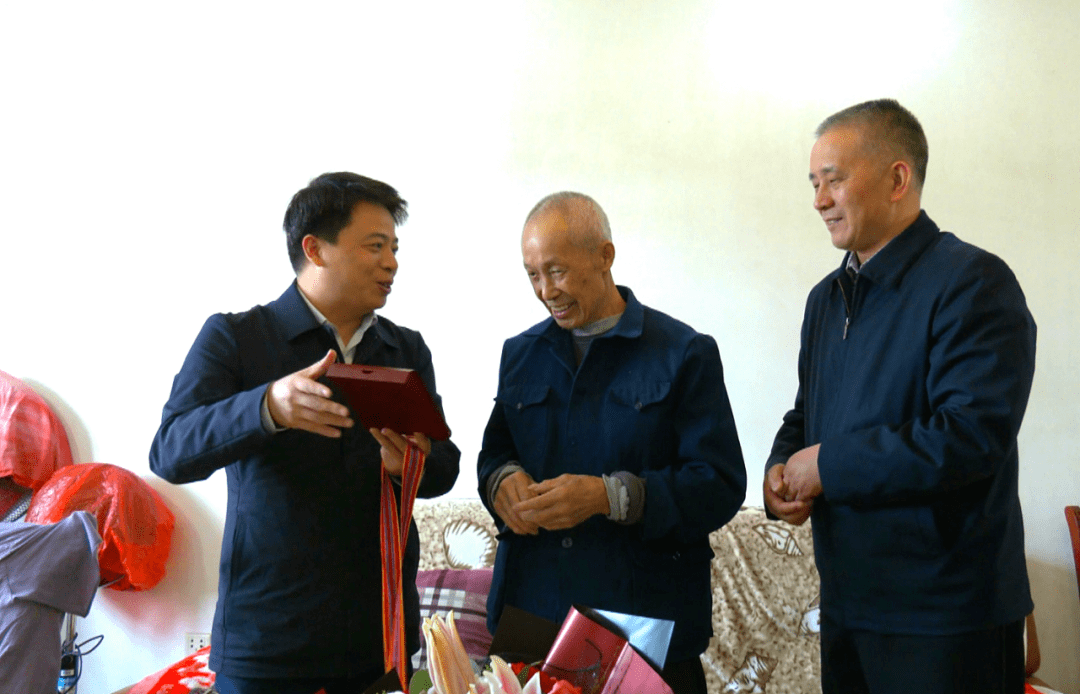 军,1954年10月入朝参加志愿军成为一名通讯兵,1992年从林业系统退休