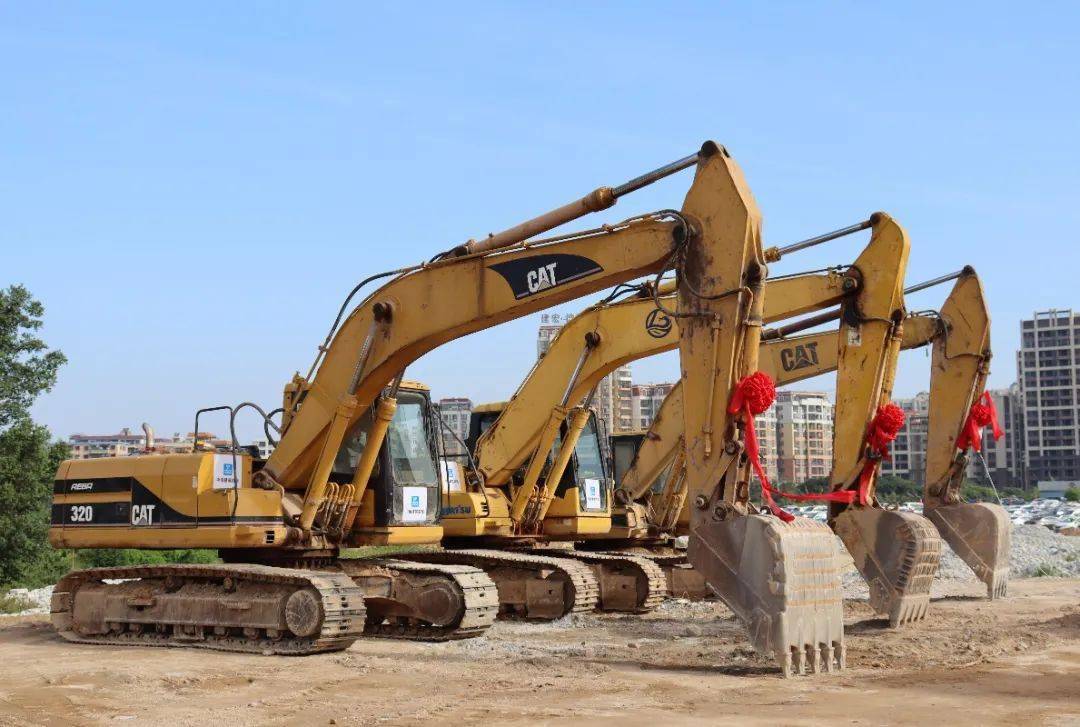 伴随着礼炮鸣放及工程车鸣笛,参加开工仪式的领导,嘉宾一齐挥锹铲土