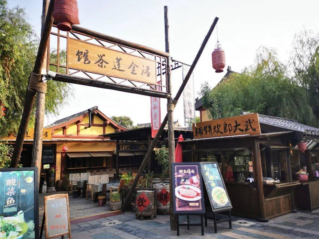 整个景区遍布勾栏瓦肆,比如武大郎烧饼,潘金莲茶馆,汴绣坊等等.