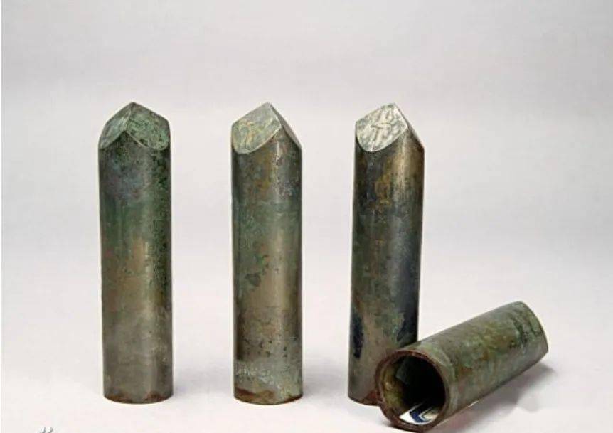 【陕西出土的铜殳头(网络图片)】  观察壁画中木棍的样子,与殳区别