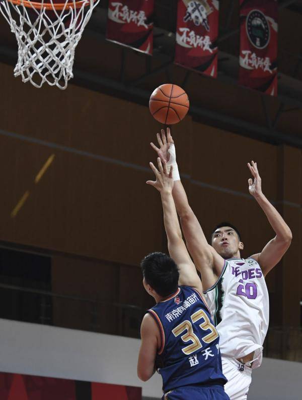 10月23日,山东西王队球员陶汉林在比赛中扣篮得分.