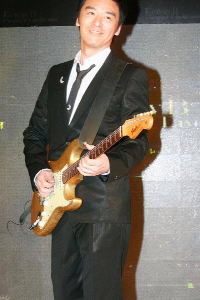 他是一代歌坛巨星,被妻子败光家产破产,现67岁活成40岁模样