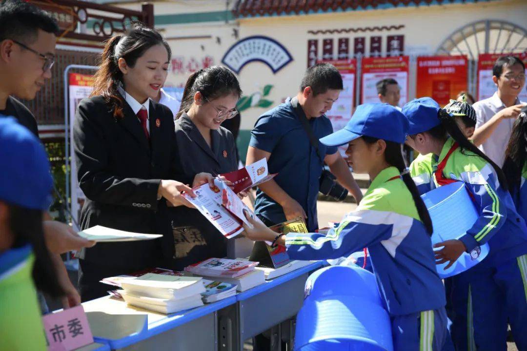 东兴市举办守护青春˙与法同行 暨青少年禁毒普法教育进校园活动