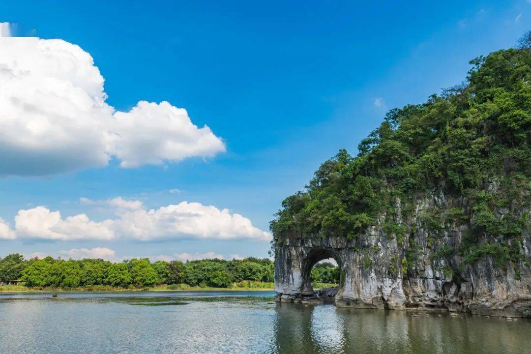 象鼻山的鼻腿之间造就一轮临水明月,构成  "象山水月"奇景.