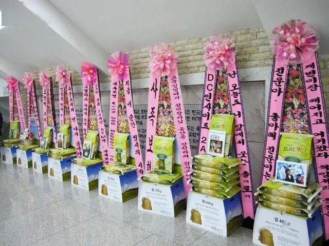 为什么日本人办喜事送花圈