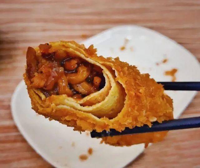 荣真斋的  鸭丝卷表皮酥脆,因为抹了津味甜面酱吃起来带甜口,十分开胃