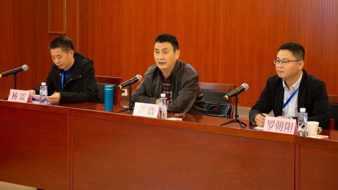 南充市教育和体育局副县级调研员,川东北职教联盟常务理事长袁浩受