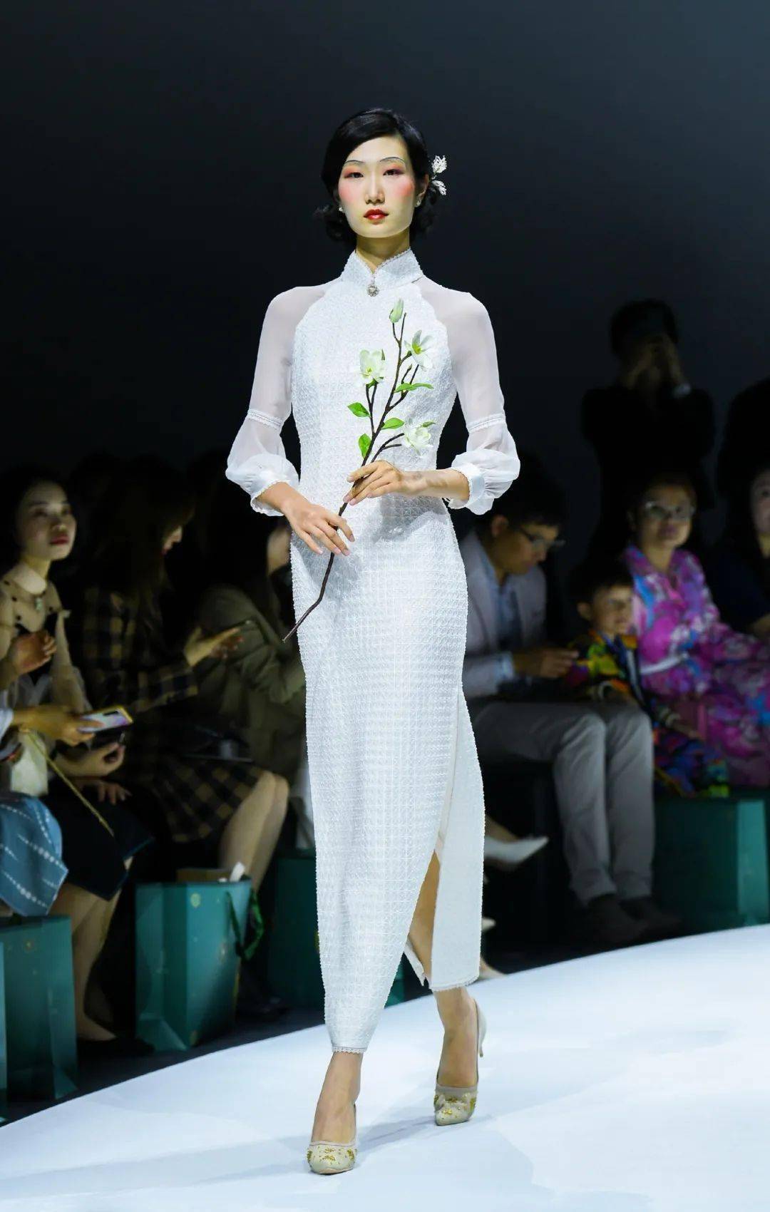 秀场直击右图:歌手杨菲洋身着"作芳尘"高定旗袍观秀.