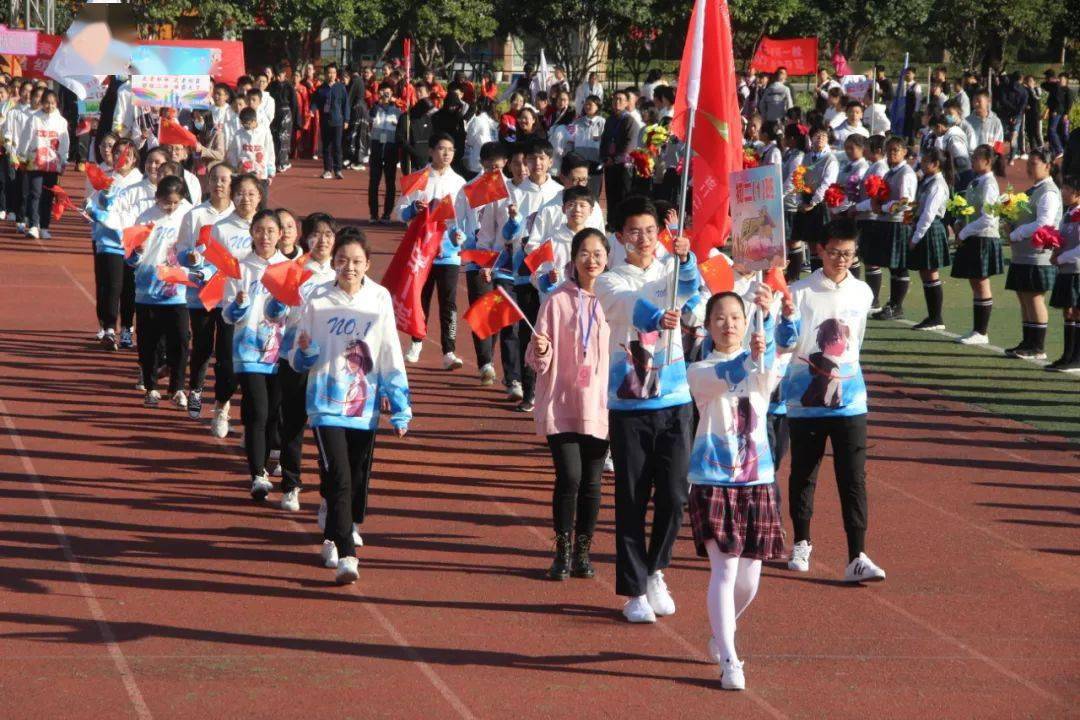 初二1班的运动员们意气风发,敢于拼搏,漆红的赛道上总有他们肆意奔跑