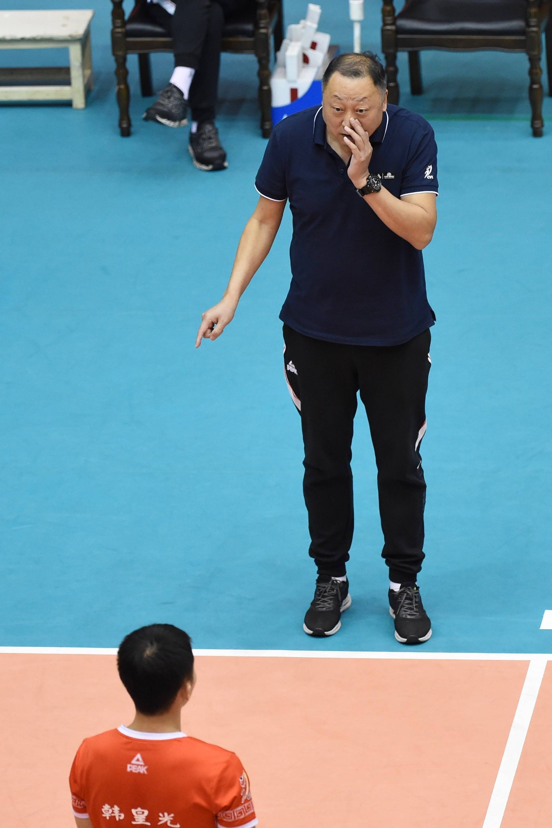 10月24日,北京队教练刘旭东(上)在比赛间隙指导球员韩皇光.