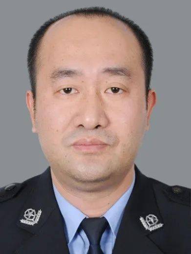 中共党员,1999年8月参加工作,大学文化程度,现任苍南县公安局大渔