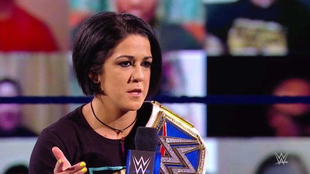 在被  贝莉(bayley)背叛后  对这位前闺蜜步步紧逼 意在地狱牢笼大赛