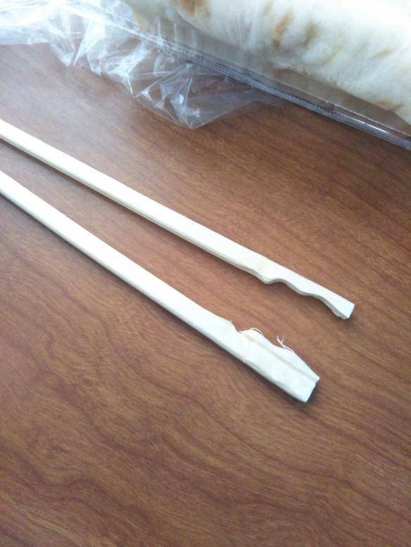 一次性筷子断成拼图让人好奇到底是怎么掰才能这样