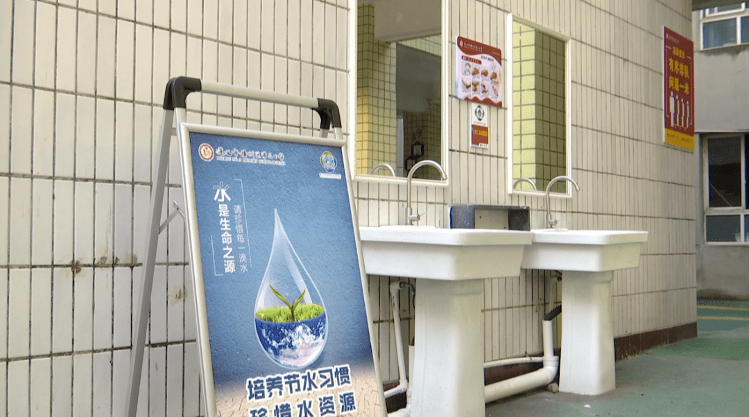 随处可见节约用水的标识标语,特别是在食堂,洗手台,厕所,水池等用水
