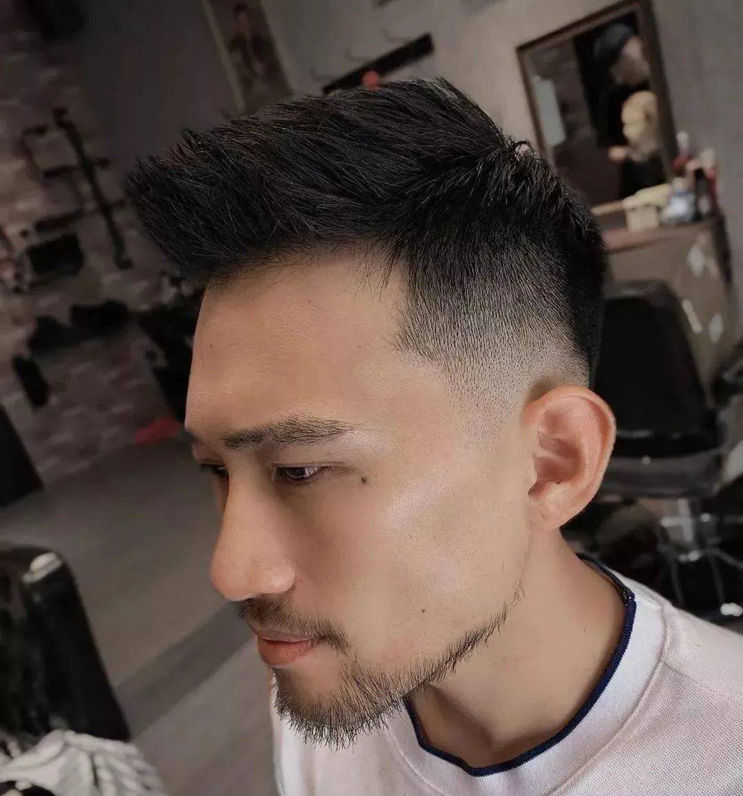 同时弯曲的刘海也是很好地修饰了脸型让我们显得更加潮流有范偏分