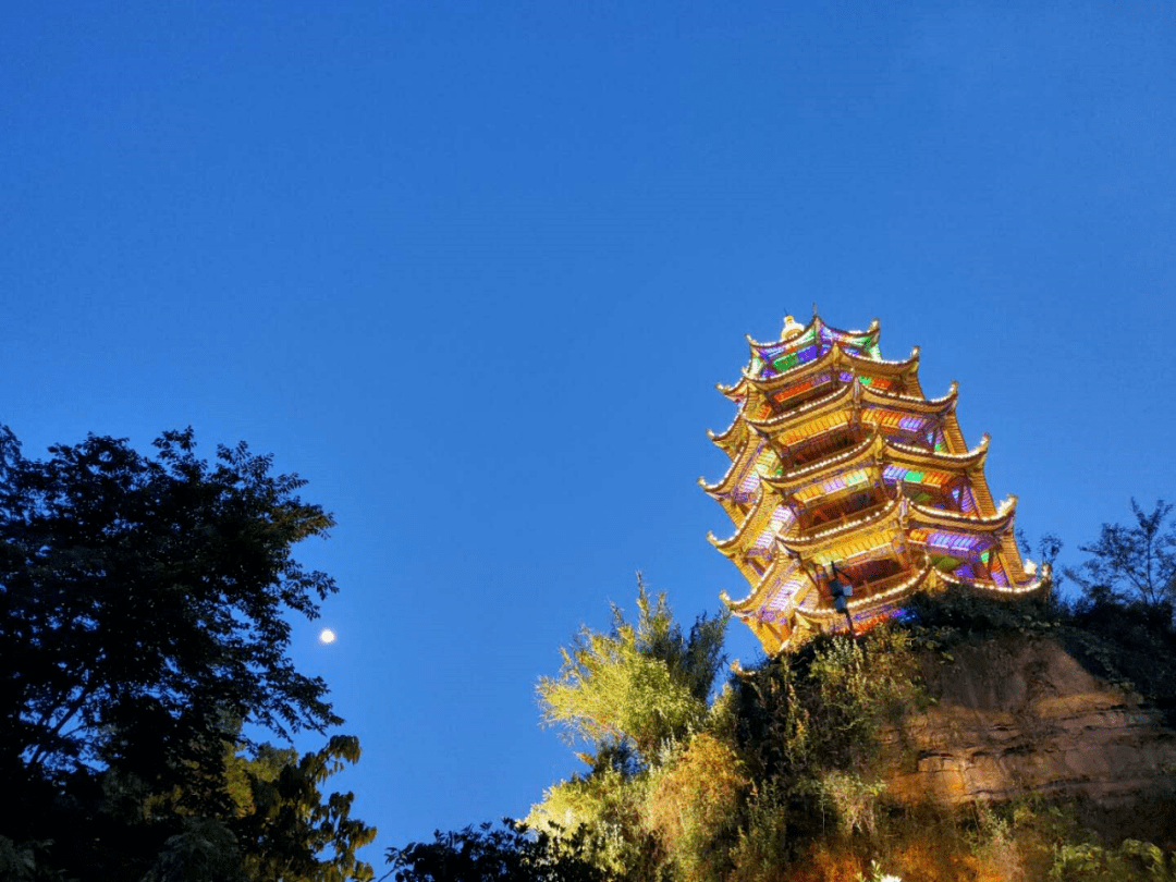 山顶中凹,似一盂仰置巍峨壮丽菩提山是长寿老八景之一菩提山1重阳登高