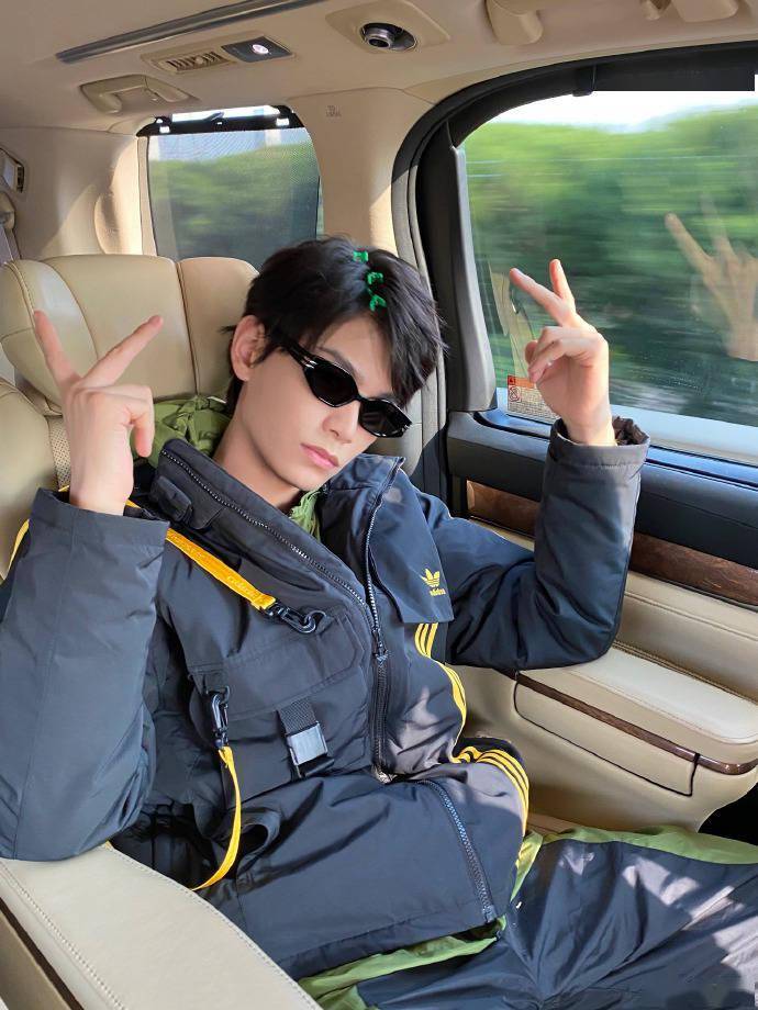 丁禹兮微博久违晒自拍穿着羽绒服吹空调岂不是美滋滋