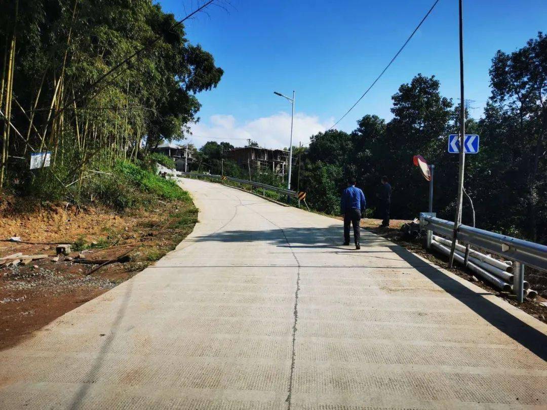 這條千米路,繫住了村民