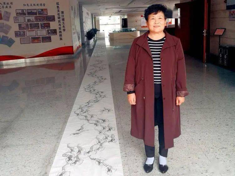 东方巨龙九九归一齐白石再传弟子李秀云创作完成东方巨龙