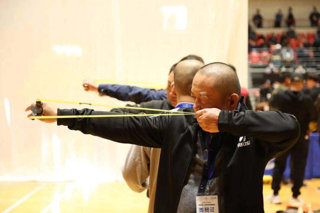 他说,如果工作上碰到不顺,他就会回家对着环靶用力打上几弹弓,压力也