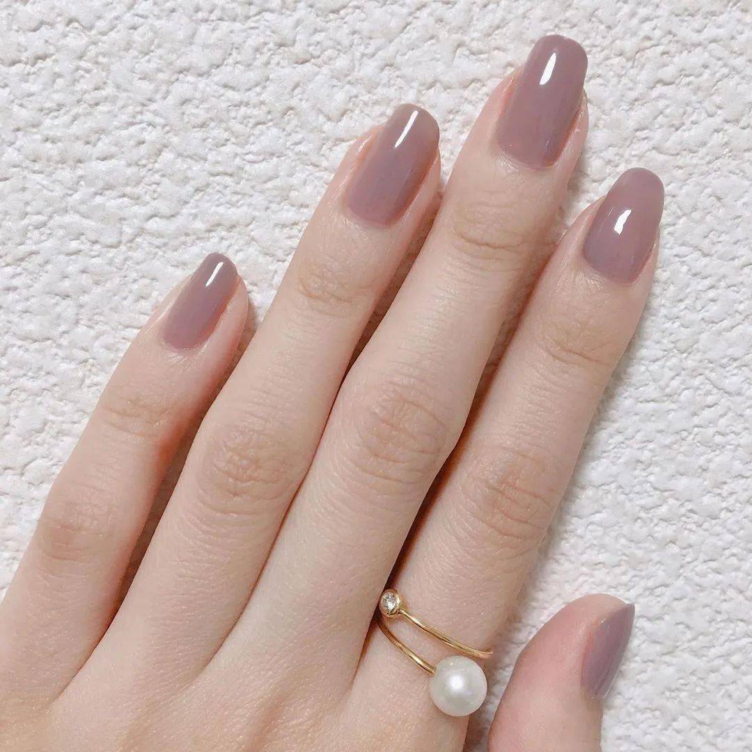 极简时尚的纯色系美甲承包你这个秋天的美