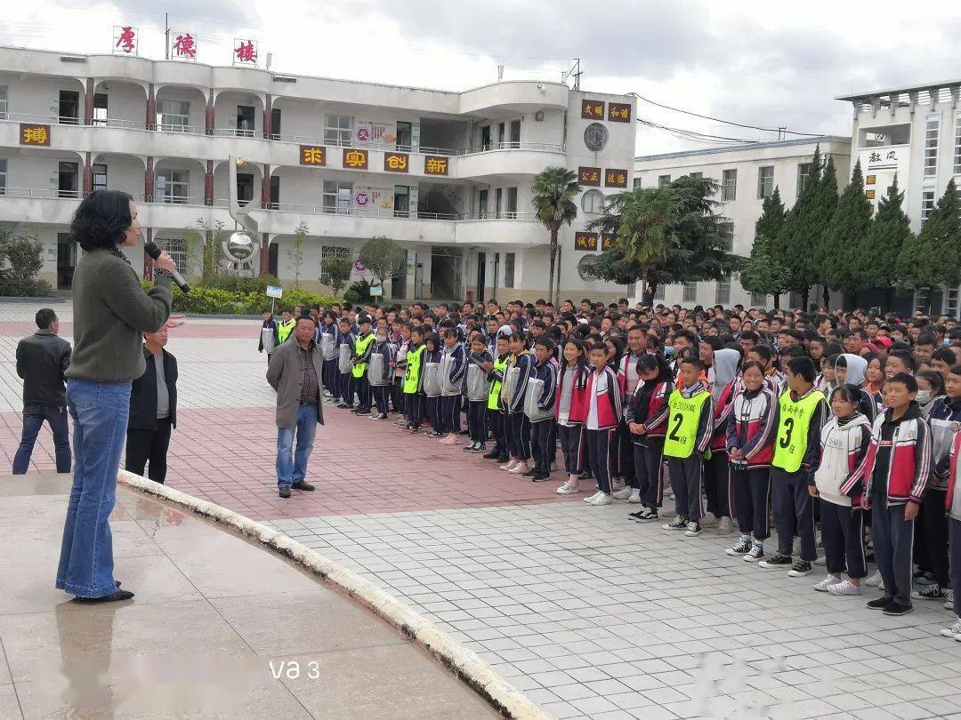 2元,用於獎勵成績優秀,表現突出的貧困學生,幫助梅雨中學更多的學子