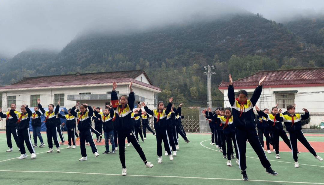 高峰镇张家小学举行田径运动会