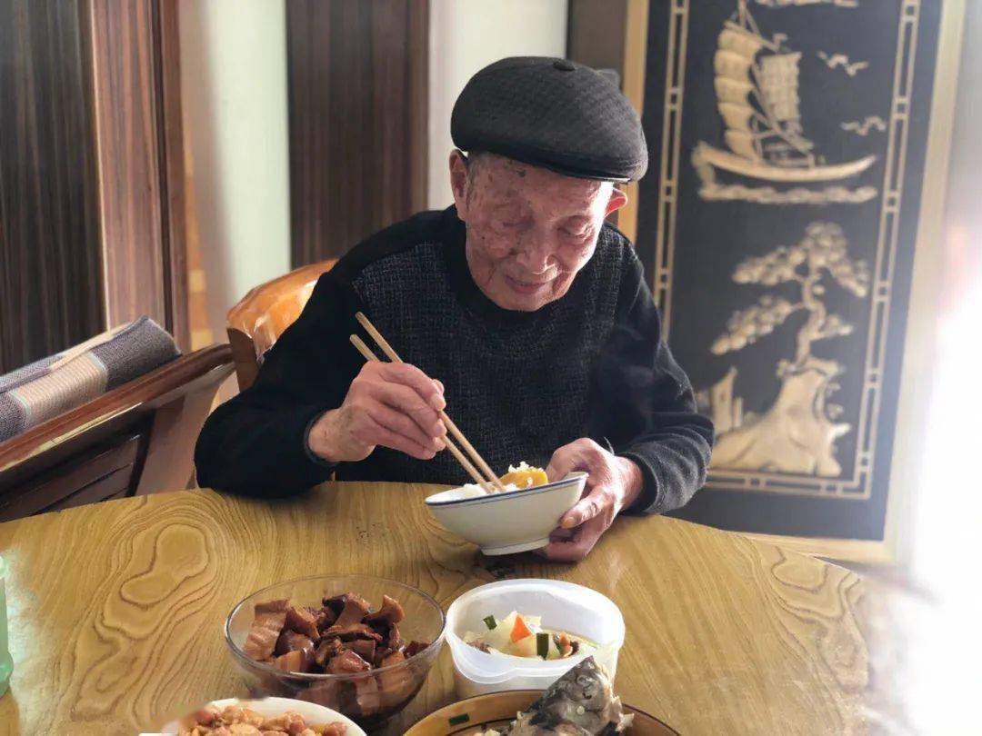 太牛了牌头100岁王爷爷自创独门武功