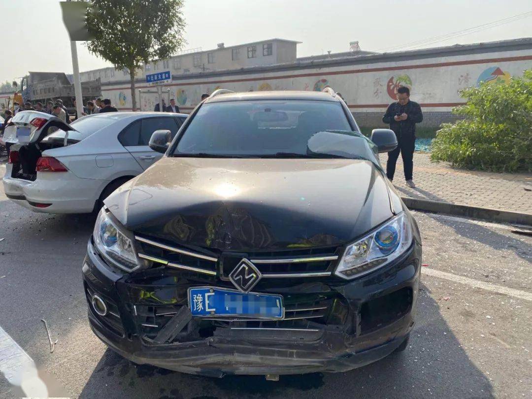 一起车祸安阳论坛曝光群内有网友爆料今日点击下载限号丨违停丨公交丨