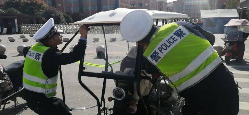 送孩子上学的家长注意了交警开始拆卸电动车遮雨棚