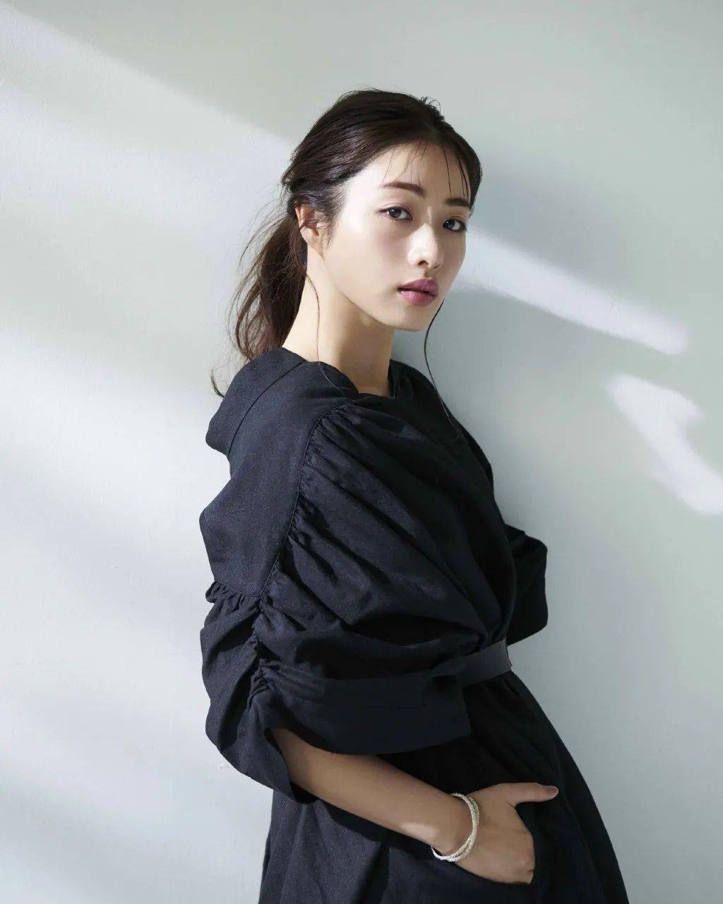 慵懒卷发造型也很适用,想不到做什么发型的时候,可以康康石原里美找找