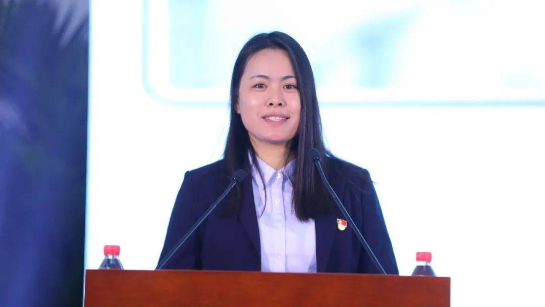 "全国五一劳动奖章""青年五四奖章"获得者王中美作报告▲"全国五一