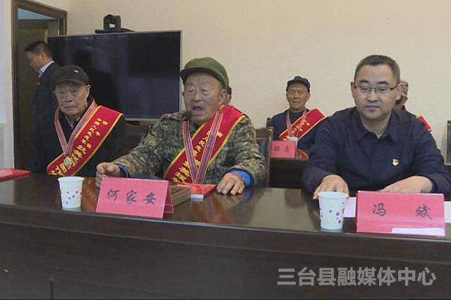 仪式中参会全体人员起立奏唱国歌和《歌唱祖国》,县退役军人事务局