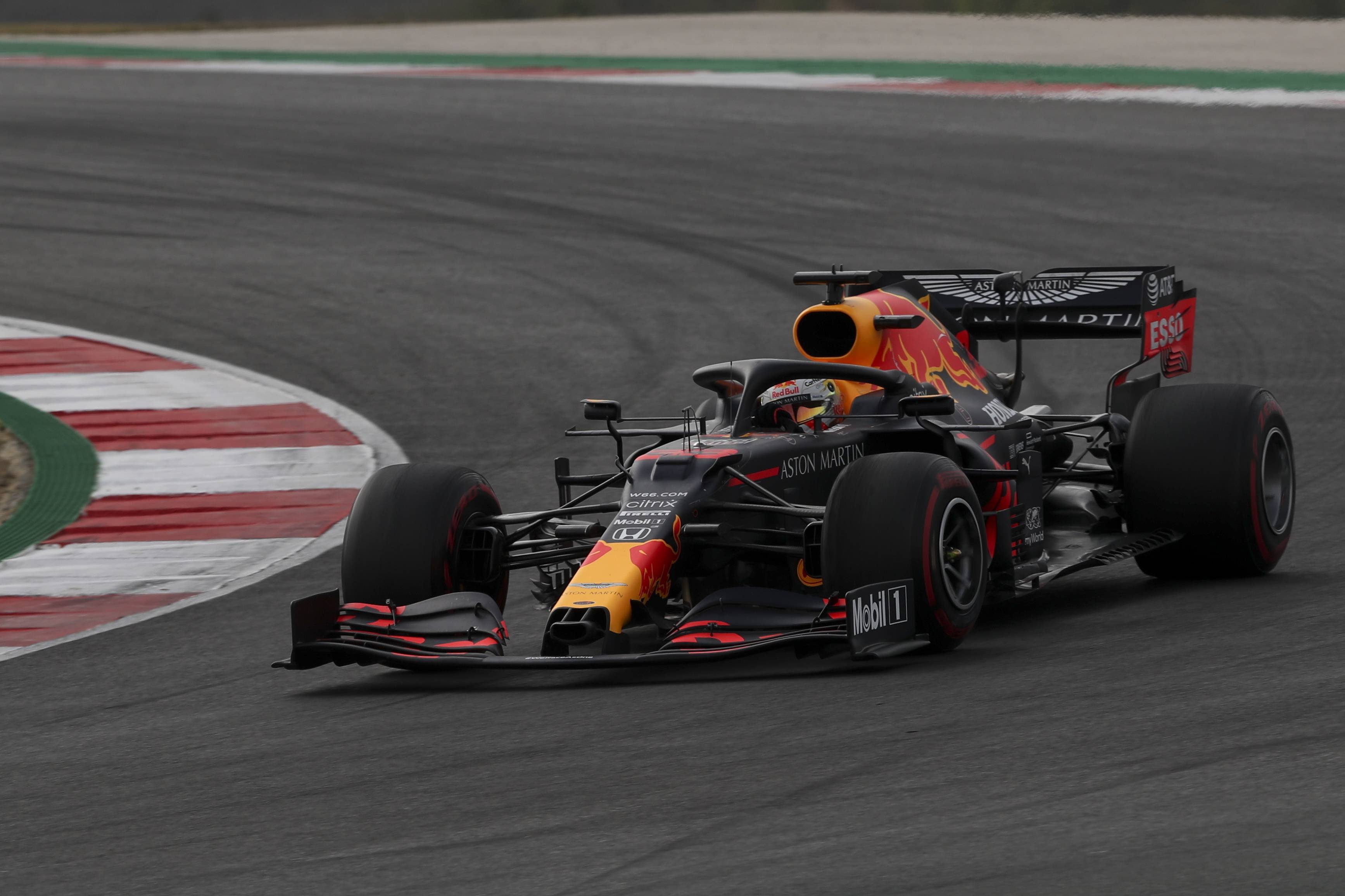 10月25日,红牛车队荷兰车手维斯塔潘在比赛中.