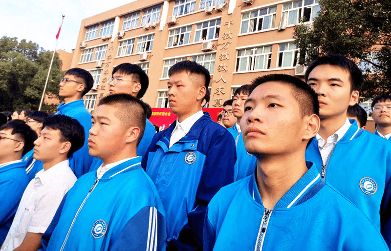 向前冲,从此我们与众不同 ——万全综合高中开展高三励志演讲暨家校共