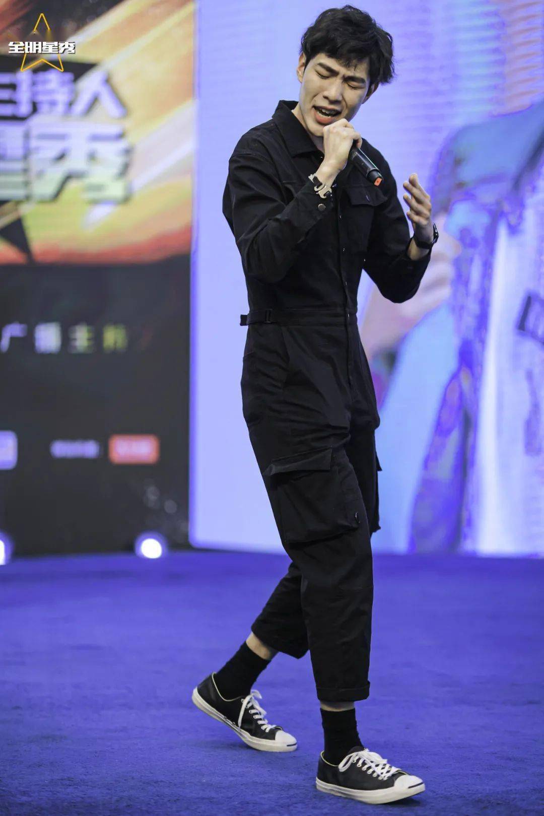 小锅带来逗趣表演,并邀请观众上台"速成"明星模仿主持人全明星秀见证