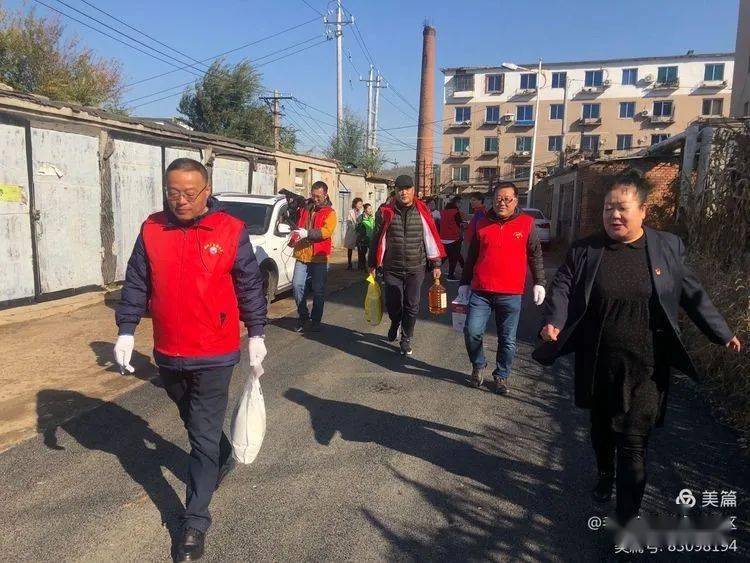 撫順廣播電視臺黨員學雷鋒志願者服務團隊走進老虎臺街道虎南社區