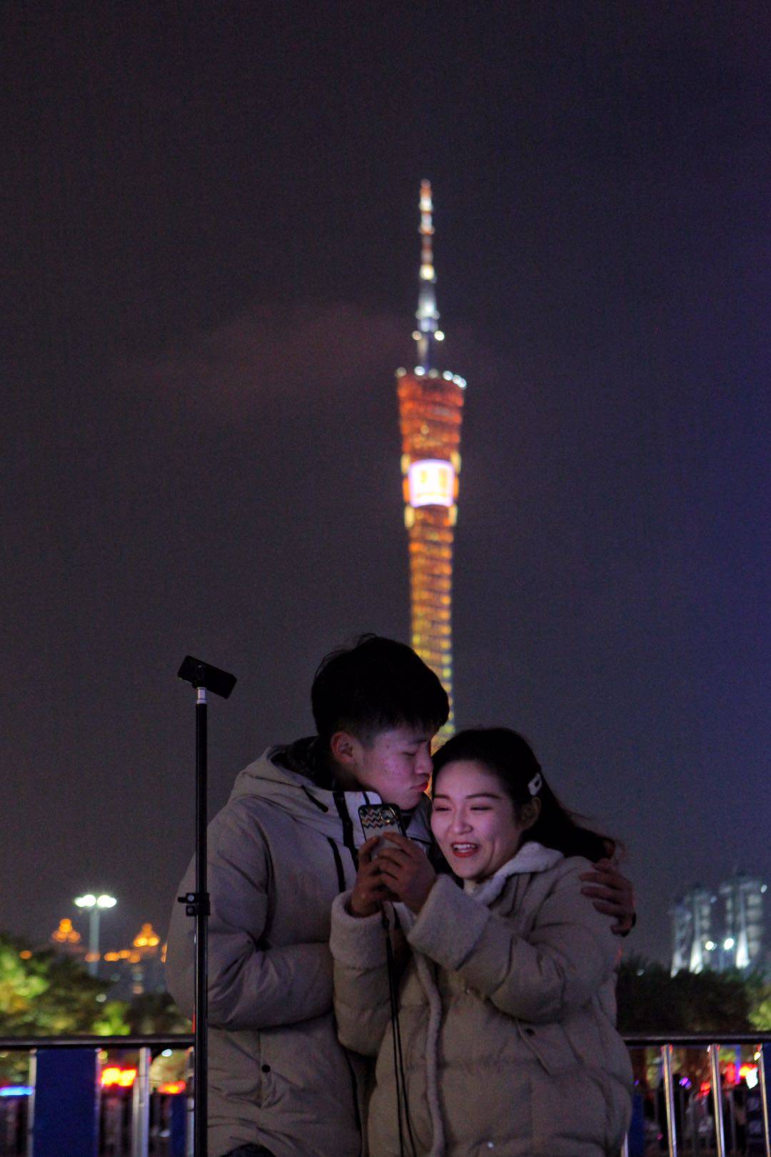 广州塔前甜蜜的情侣.2015年,篮球巨星科比.布莱恩特与广州塔合影.
