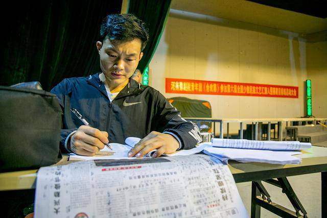 "吕军帅摸了摸手上的茧子说,"那时候练功,要不停的走步,一个月磨坏一