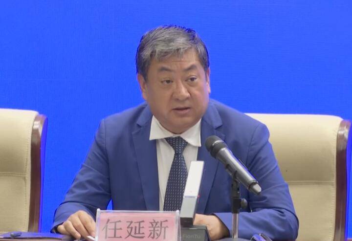 在记者提问环节,洋浦工委副书记,政法委书记任延新就