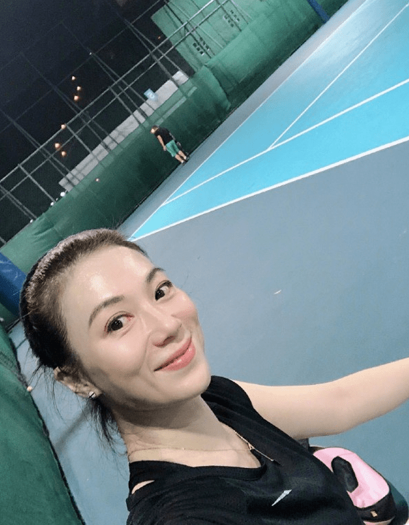 51岁张可颐淡妆打球劲青春,网民大赞省镜体魄十足