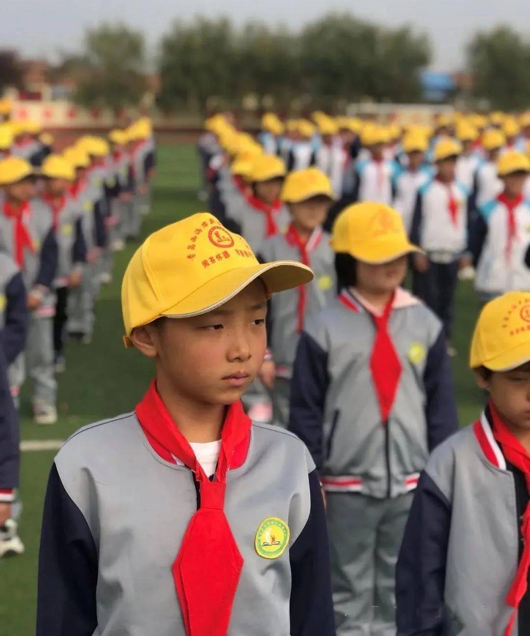 情暖海青 | 捐赠爱心小黄帽,助力学生平安行